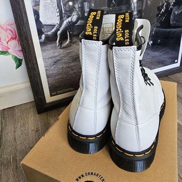 White Size 8 Doc Martens Dr.Martens with Bouncing Soles Leather New - Picture 3 of 9